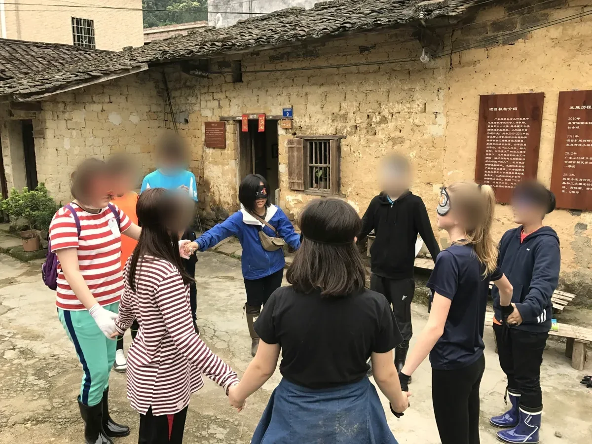 中国でのプログラムで、子どもたちと